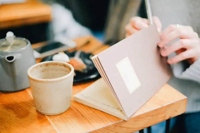 手書きの英文が書かれたページが開かれており、アンティークな雰囲気